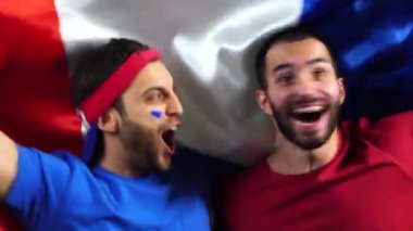 Fransız arkadaşları Fransa bayrağı ile kutluyor