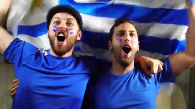 Uruguaian arkadaş Urugay bayrağı ile kutluyor