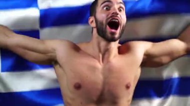 Yunanistan bayrağı sallayarak kas Yunan adam