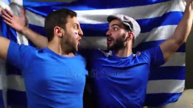 Yunan arkadaşlar Yunanistan bayrağı ile kutluyor