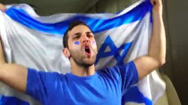 İsrail adam İsrail bayrağı ile kutluyor