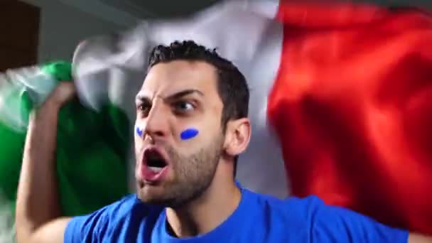 Chico italiano celebrando con bandera de Italia — Vídeos de Stock