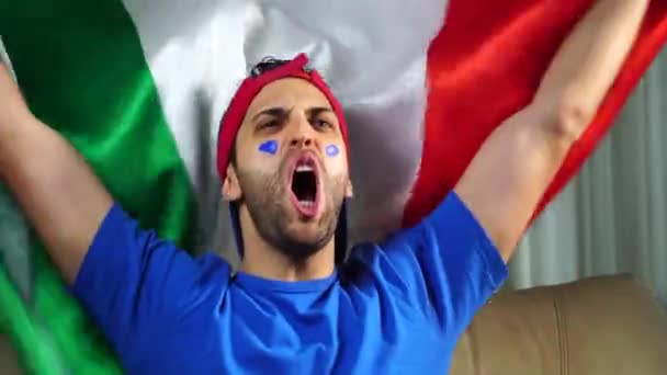 Chico italiano celebrando con bandera de Italia — Vídeo de stock