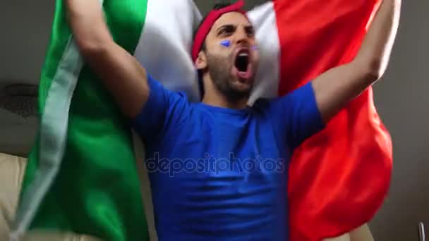 Chico italiano celebrando con bandera de Italia — Vídeos de Stock