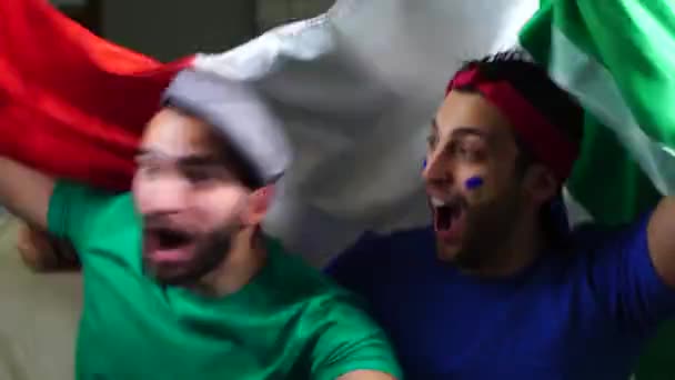 Italienische Freunde feiern mit italienischer Flagge — Stockvideo