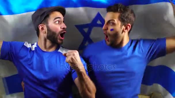 Amigos israelíes celebrando con la bandera de Israel — Vídeos de Stock