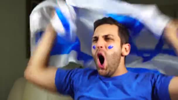 Израильский парень празднует с флагом Израиля — стоковое видео