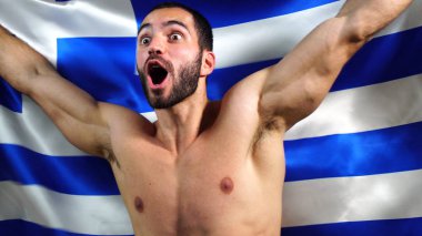 Yunanistan bayrağı sallayarak kas Yunan adam