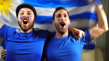 Uruguaian arkadaş Urugay bayrağı ile kutluyor