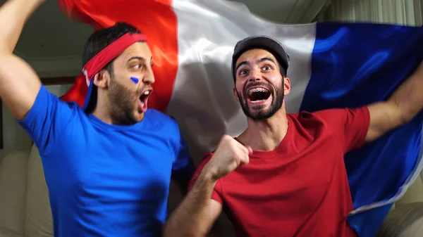 Amis français célébrant avec le drapeau de la France — Photo