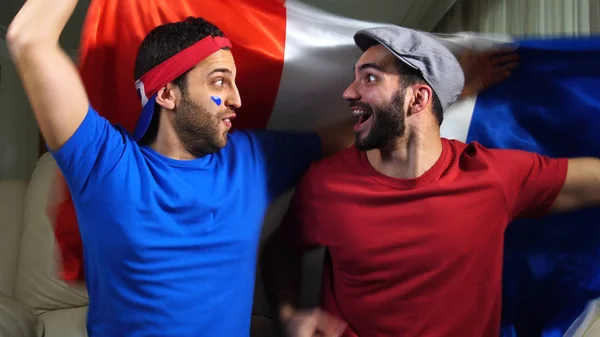 Amigos franceses celebrando con la bandera de Francia —  Fotos de Stock
