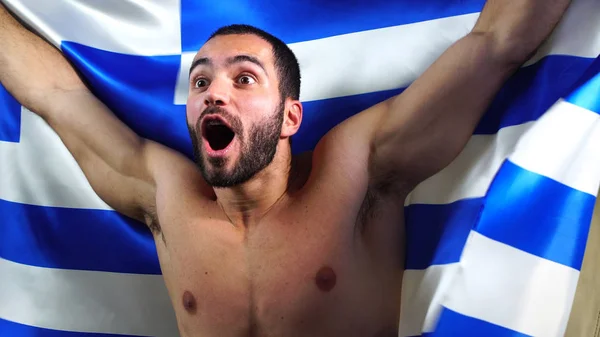 근육 질 그리스 사람 그리스 깃발을 흔들며 — 스톡 사진