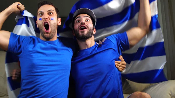 Grecki znajomych obchodzi z flaga Grecja — Zdjęcie stockowe