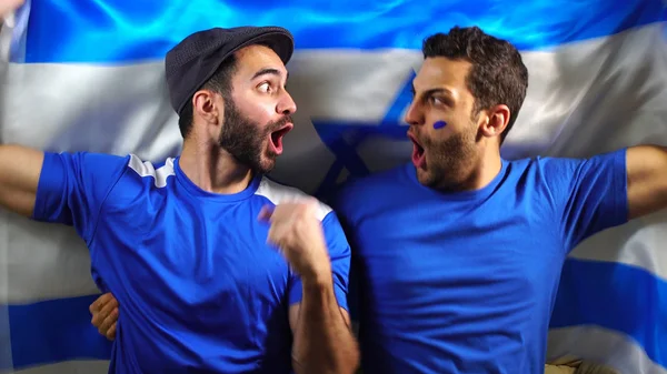 Τους Ισραηλινούς φίλους που γιορτάζουν με σημαία Ισραήλ — Φωτογραφία Αρχείου