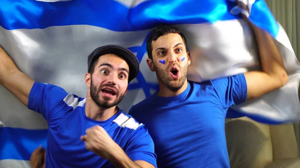 Израильские друзья празднуют с флагом Израиля — стоковое фото