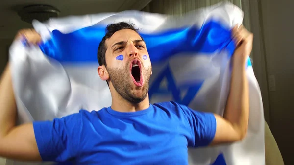 Израильский парень празднует с флагом Израиля — стоковое фото