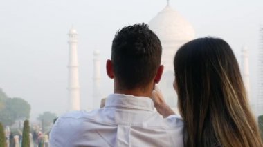 Çift bir fotoğrafta Taj Mahal içinde Agra, Hindistan