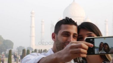 Bir selfie Mahal Taj içinde Agra, Hindistan çekici çift
