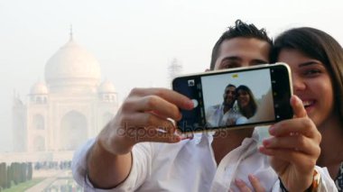 Bir selfie Mahal Taj içinde Agra, Hindistan çekici çift