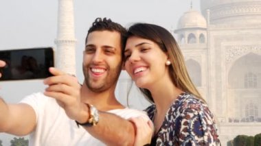 Bir selfie Mahal Taj içinde Agra, Hindistan çekici çift