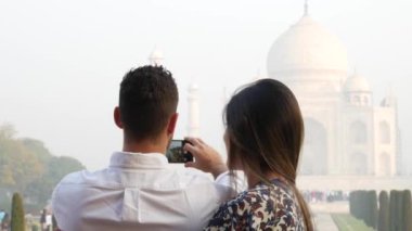 Çift bir fotoğrafta Taj Mahal içinde Agra, Hindistan