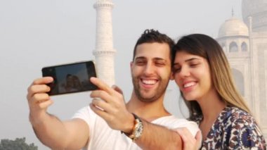 Bir selfie Mahal Taj içinde Agra, Hindistan çekici çift