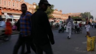 Jaipur, Hindistan - Kasım 2016 yaklaşık: Jaipur, Hindistan Hawa Mahal Sarayı önünde kalabalık Caddesi