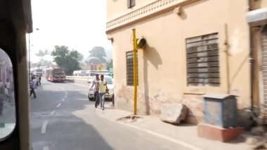 Jaipur, Hindistan - Kasım 2016 yaklaşık: Jaipur, Hindistan yalak sokaklarında Sürüş Tuk tuk