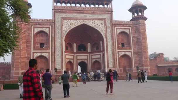 AGRA, INDIA - CIRCA NOVEMBER 2016: The Taj Mahal in Agra, Uttar Pradesh, India — Stock Video