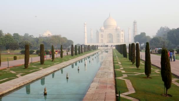 AGRA, INDE - CIRCA NOVEMBRE 2016 : Le Taj Mahal à Agra, Uttar Pradesh, Inde — Video