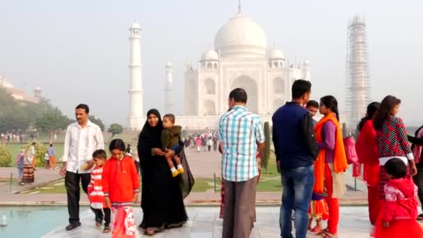 AGRA, INDIA - CIRCA NOVEMBER 2016: The Taj Mahal di Agra, Uttar Pradesh, India — Stok Video