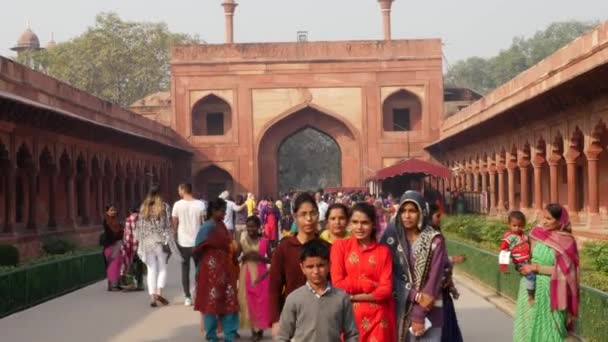 АГРА, Индия - CIRCA NOVEMBER 2016: The Taj Mahal in Agra, Uttar Pradesh, India — стоковое видео