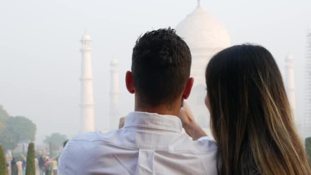 Casal tirando uma foto em Taj Mahal, Agra, Índia — Vídeo de Stock