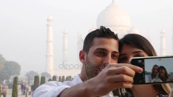 Bir selfie Mahal Taj içinde Agra, Hindistan çekici çift — Stok video