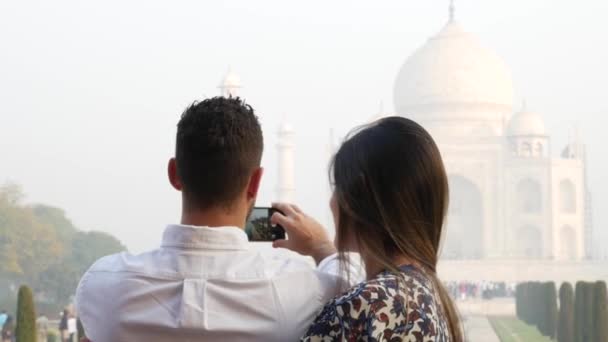 Casal tirando uma foto em Taj Mahal, Agra, Índia — Vídeo de Stock