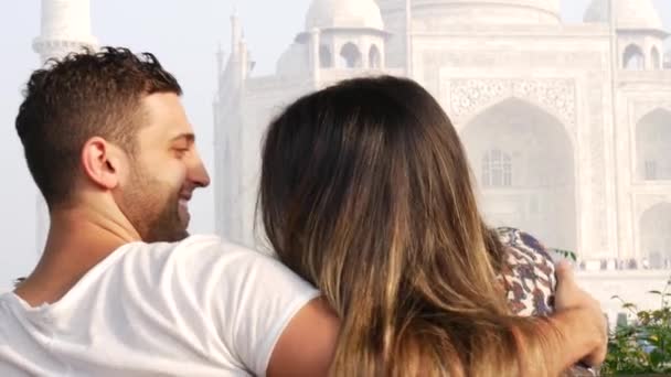 Romantický mladý pár sedí a těší Taj Mahal Agra, Indie — Stock video