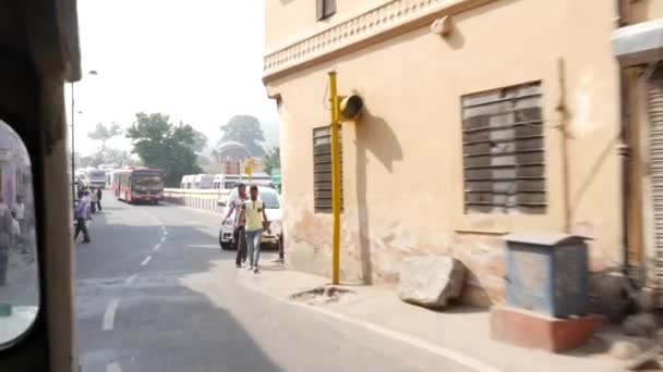 Джайпур, Индия - CIRCA NOVEMBER 2016: Tuk tuk driving trough streets of Jaipur, India — стоковое видео