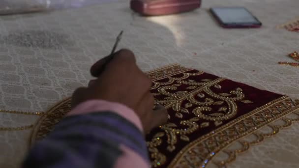 Закрыть руки, работая на мужской свадебной перевязочной индийской фабрике, Джайпур — стоковое видео