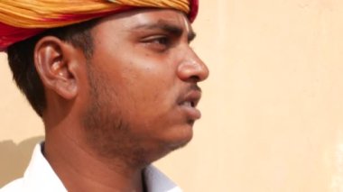 Jaipur, Rajasthan, Hindistan sokakta geleneksel rajasthani müzik müzisyen