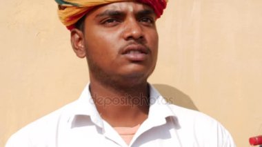 Jaipur, Rajasthan, Hindistan sokakta geleneksel rajasthani müzik müzisyen