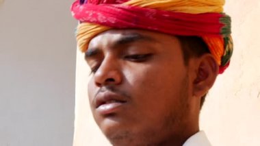 Jaipur, Rajasthan, Hindistan sokakta geleneksel rajasthani müzik müzisyen