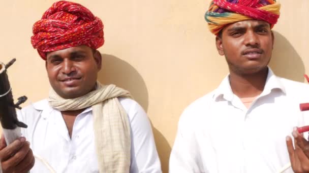 Musiker spielen traditionelle Rajasthani-Musik auf der Straße von Jaipur, Rajasthan, Indien — Stockvideo