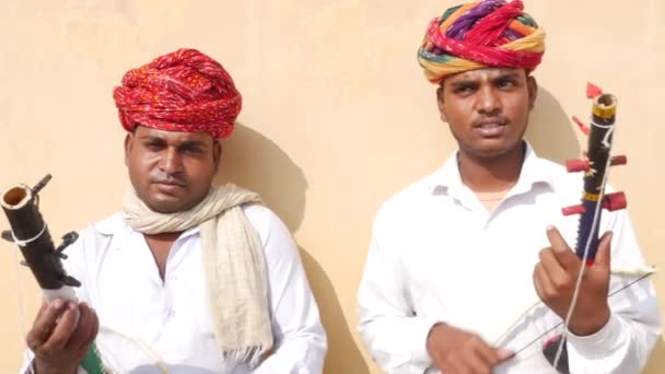 Musiciens jouant de la musique rajasthani traditionnelle dans la rue de Jaipur, Rajasthan, Inde — Video