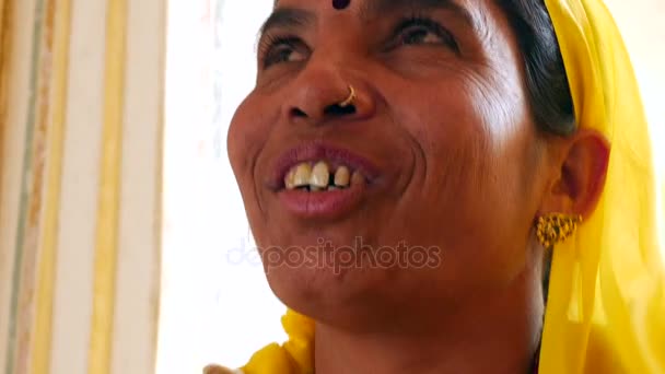 Mulher indiana tradicional no traje sari — Vídeo de Stock