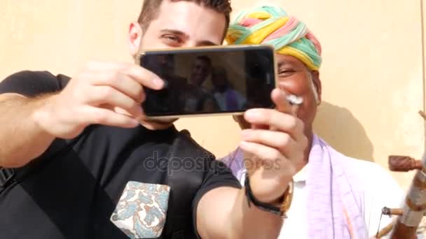 Turista che si fa un selfie con un Musicista Rajasthani tradizionale a Jaipur, India — Video Stock
