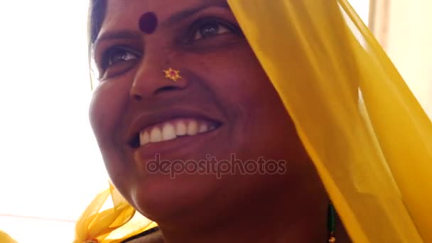 Традиционная индийская женщина в сари — стоковое видео