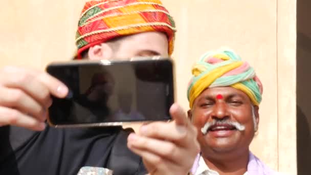 Turista tomando una selfie con un músico tradicional Rajasthani en Jaipur, India — Vídeo de stock