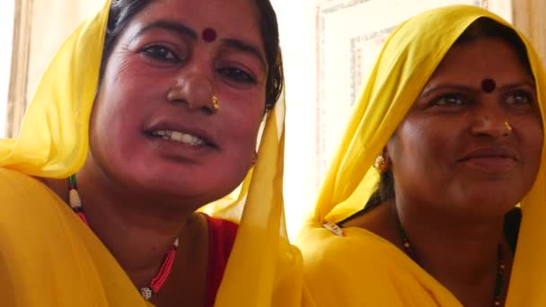 Традиционные индийские женщины в сари-костюме — стоковое видео
