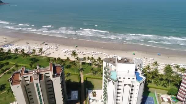 Вид с воздуха на пляж Рифала Сао Лоуренко в Сан-Паулу, Бразилия — стоковое видео