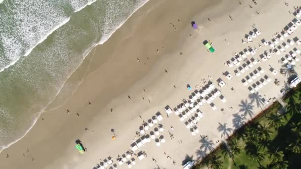 Вид на пляж с помощью дрона — стоковое видео